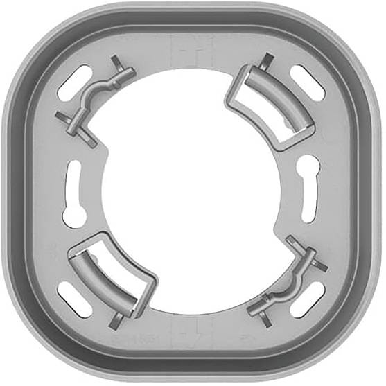 Eine graue Kunststoffmontageklammer mit einer kreisförmigen Öffnung und Schlitzen zur Befestigung von Komponenten.