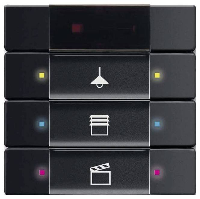 Eine moderne Deckenleuchte mit drei hängenden zylindrischen Metallschirmen, die von schwarzen Schnüren an einer rechteckigen schwarzen Basis aufgehängt sind.