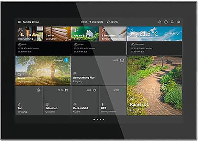 Ein Touchscreen-Bedienfeld mit Optionen zur Hausautomation, einschließlich Klimaregelung, Beleuchtung und Sicherheitskamera-Feeds.
