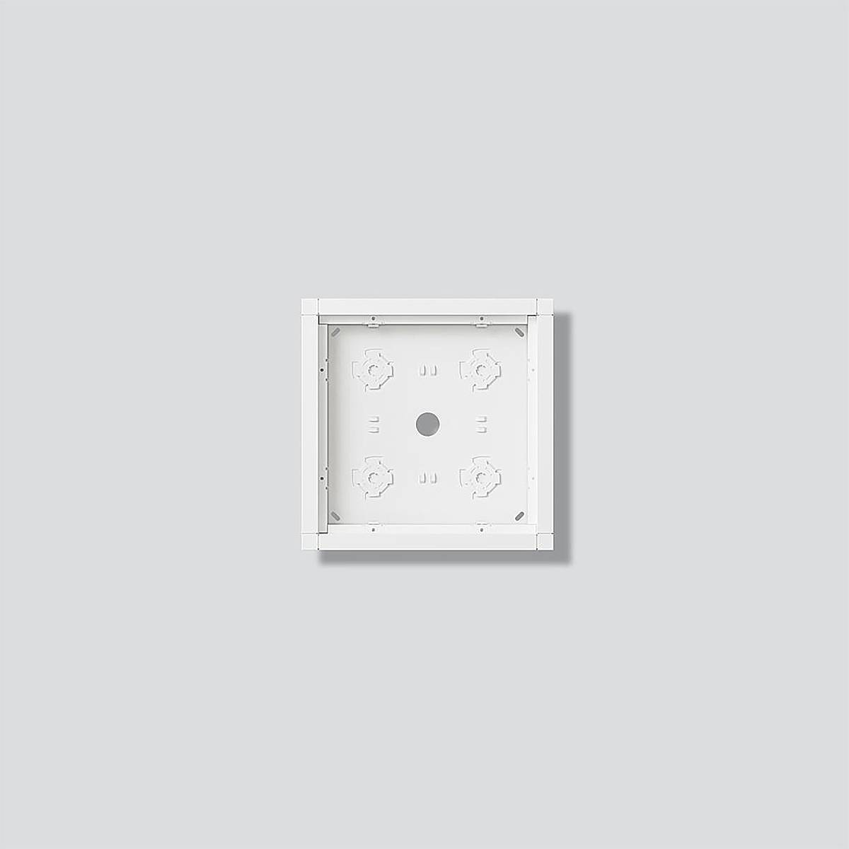 Quadratischer, leerer weißer Rahmen mit geometrischen Ausschnitten und einem zentralen Loch auf hellgrauem Hintergrund. Minimalistisches Design.