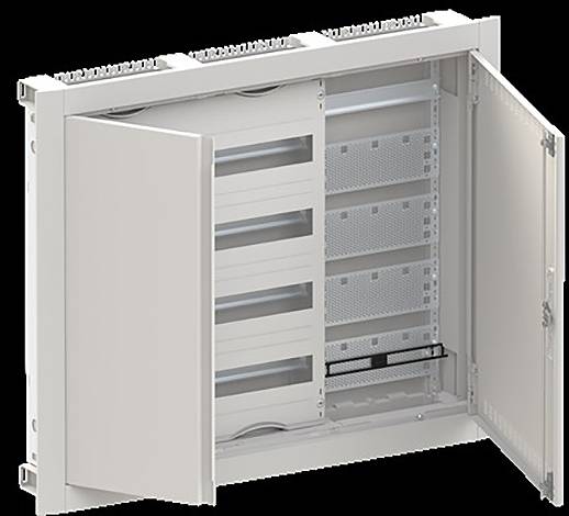 Ein metallisches Elektrogehäuse mit zwei offenen Türen, das mehrere leere Gestelle zur Ausrüstungsmontage zeigt. Das Gehäuse ist an einer Wand montiert.