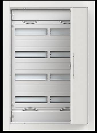 Ein offenes Schaltschrank mit einer aufklappbaren Tür, die mehrere Plätze für Leitungsschutzschalter zeigt. Das Schaltschrank ist auf einem weißen Rahmen montiert.