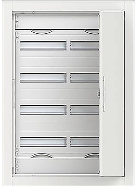 Ein offenes Elektroschaltfeld mit mehreren horizontalen Schlitzen, das innere Verdrahtungswege zeigt. Eine Tür ist auf der rechten Seite teilweise geöffnet.