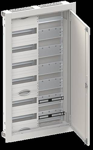 Ein offenes Stromverteilerpanel mit mehreren Plätzen für Leitungsschutzschalter, an einer Wand montiert, mit einer teilweise geöffneten Metallfronttür.