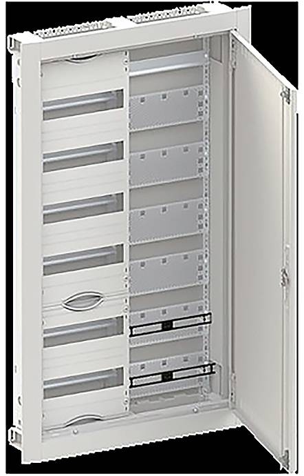 Ein großes, offenes Metallserverregal oder Elektroschrank mit mehreren leeren Steckplätzen und einer Schwenktür auf der rechten Seite.