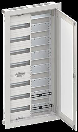 Ein offenes elektrisches Schaltfeld mit mehreren Plätzen für Leitungsschutzschalter und einer transparenten Tür, in vertikaler Ausrichtung dargestellt.