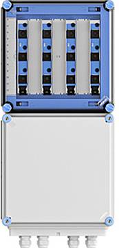 Elektrisches Schaltfeld mit vier modularen Leitungsschutzschaltern, untergebracht in einem rechteckigen blau-grauen Gehäuse, mit Kabeleinführungspunkten an der Unterseite.