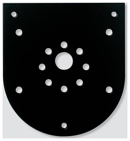 Eine moderne Pendelleuchte mit einem breiten, weißen Stoffschirm in Zylinderform und einer Metallfassung, die von einem dünnen Kabel von einer kreisförmigen Grundplatte herabhängt.