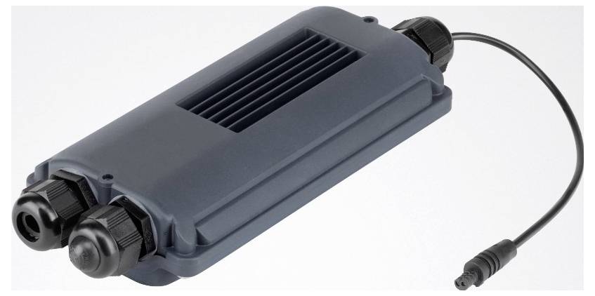 Nahaufnahme einer schwarzen, rechteckigen, witterungsbeständigen Elektro-Anschlussdose mit zwei Kabelverschraubungen und einem angeschlossenen Draht.