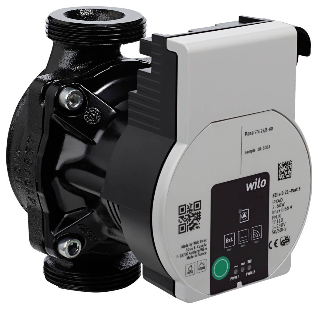 Eine Nahaufnahme einer Wilo-Pumpe, die die Seite mit technischen Spezifikationen, Verdrahtungsanschlüssen und einem QR-Code auf ihrem Gehäuse zeigt.