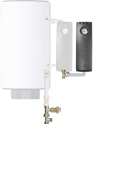 Ein weißer Warmwasserspeicher mit angebrachten schwarzen und weißen Ventilen an der Seite in einer Sanitärinstallation.