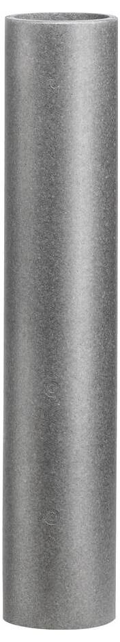 Ein schwarzes digitales Strommessgerät mit einem europäischen Stecker auf der einen Seite und einer Steckdose auf der anderen Seite, mit einem kleinen Display-Bildschirm, der eine Zahl anzeigt.