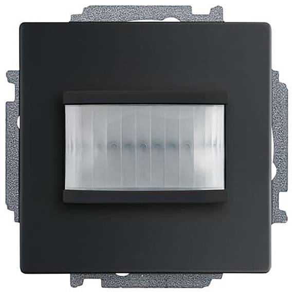 Ein quadratischer schwarzer Bewegungsmelder mit weißem Erkennungspanel, entwickelt für die Wandmontage.