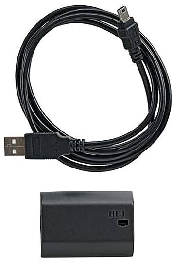 USB-Kabel und Akkupack, wahrscheinlich zum Aufladen elektronischer Geräte verwendet, auf weißem Hintergrund gezeigt. Das Kabel verfügt über Standard-USB-Anschlüsse.