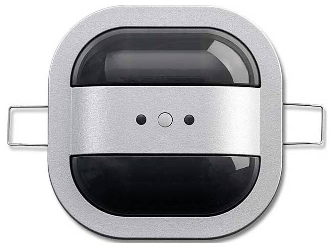 Ein weißer DC-DC-Wandler mit Eingangs- und Ausgangskabeln wird gezeigt. Das Etikett zeigt Spannungsspezifikationen und zertifizierte Sicherheitssymbole an.