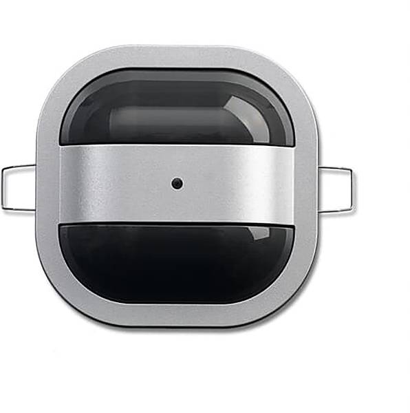 Ein schlankes metallisches quadratisches Gehäuse mit transparentem Deckel, das eine kleinere dunkle runde Kapsel enthält, die einem zeitgenössischen elektronischen Gerät ähnelt.