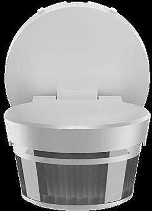 Drei weiße europäische Steckdosen im europäischen Stil auf einem schrägen Pult, mit einem „Bachmann