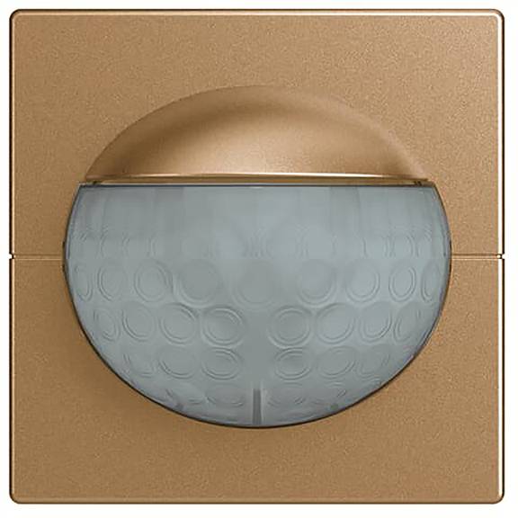 Ein moderner, quadratischer Bewegungsmelder mit einem kupferfarbigen Rahmen und einer strukturierten, transluzenten Kuppel.