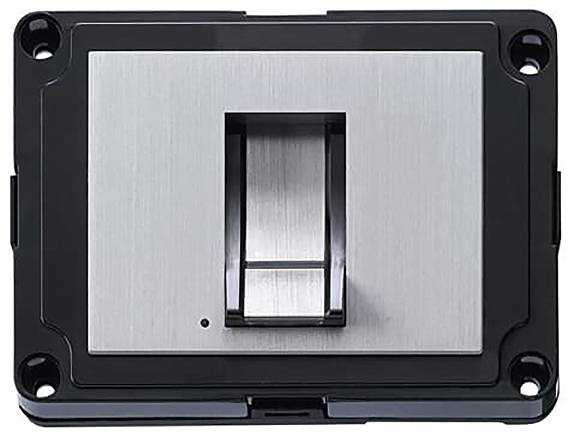 Ein rechteckiger Druckschalter mit gebürsteter Metalloberfläche, eingesetzt in einen schwarzen Rahmen.