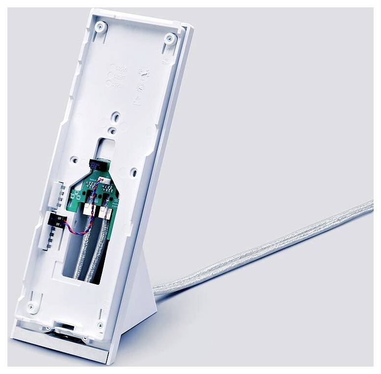 Eine runde, gebürstete Metalleinbauleuchte mit mattiertem Glaszentrum, entworfen für die Installation in Boden oder Decke.