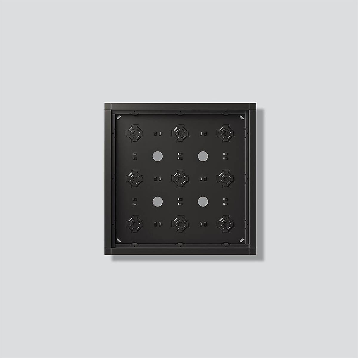 Ein an der Decke montiertes schwarzes Schienenlichtgerät mit zylindrischer Form, beleuchtet.