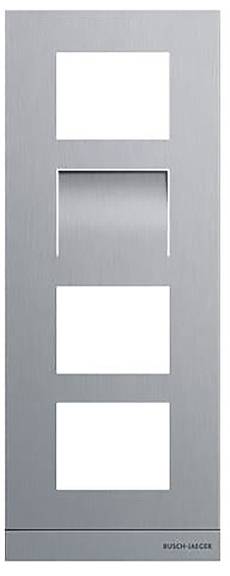 Ein gebürstetes Metallpaneel mit drei rechteckigen Öffnungen und einem zentralen Druckknopf für eine Türklingel. Das Markenlogo Busch-Jaeger ist sichtbar.