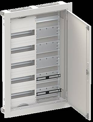 Ein offener weißer elektrischer Schaltschrank mit mehreren Schächten, von denen einige leer sind. Die Tür ist offen und zeigt Schränke und Verdrahtungskompartimente im Inneren.