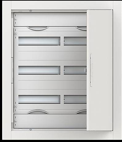 Hoher, offener Metallschrank mit Klappentür, entwickelt zur Unterbringung elektrischer Ausrüstung. Das Innere verfügt über mehrere Schlitze für Komponenten.