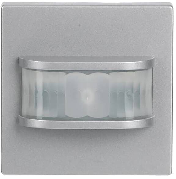 Ein quadratisches LED-Wandleuchte mit modernem Design, mit einer gewölbten, mattierten Abdeckung, die auf einer metallischen Basis zentriert ist, für sanfte, stimmungsvolle Beleuchtung.