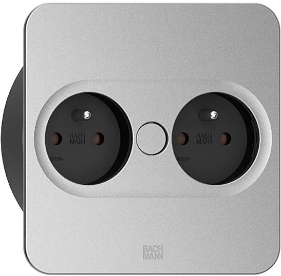 Eine silberfarbene Doppelsteckdose mit zwei runden Steckdosen, jede mit der Bezeichnung „BACH MANN