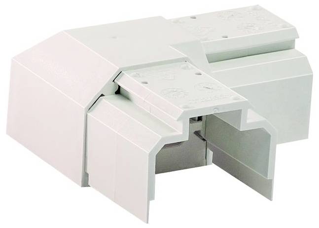 Metallisches Kabelrinnen-System mit T-förmigem Knotenpunkt, ausgestattet mit gekrümmten Verbindern auf beiden Seiten und Löchern für Belüftung und Montage.