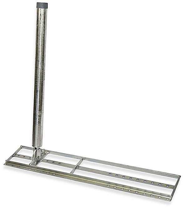 Ein langer, zylindrischer Metallpfosten, der an einer flachen, rechteckigen Basis mit mehreren Schlitzen und Löchern zur möglichen Anpassung oder Montage befestigt ist.