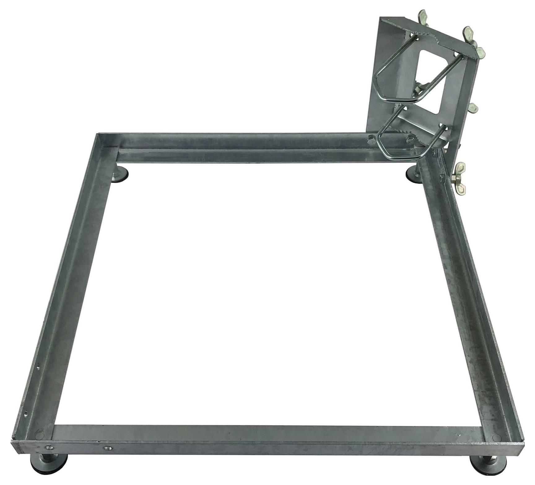 Stahlrahmen mit montierter Spannvorrichtung an einer Ecke, verwendet zum Sichern von Komponenten während des Schweißens oder der Montage.