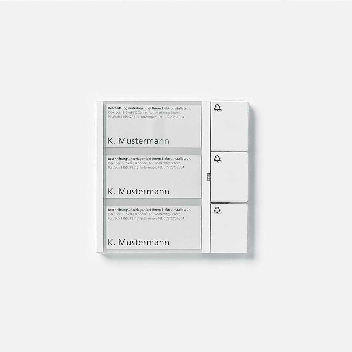 Drei Klingeltasten mit der Bezeichnung 'K. Mustermann' auf einem weißen Panel, mit zwei kleineren Tasten auf der rechten Seite.