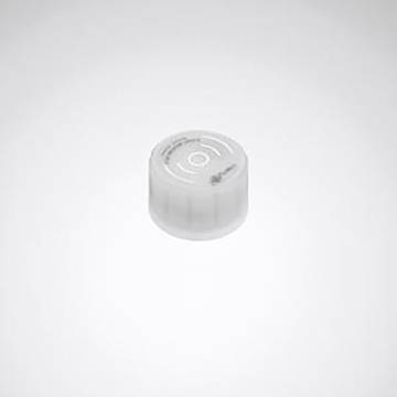 Eine kleine, weiße, zylindrische Kunststoffkappe mit Text und einem Kreismuster auf der Oberseite, vor einem schlichten Hintergrund.