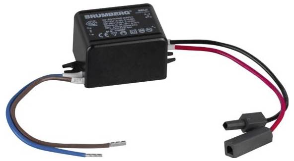 Eine schwarze Hängeleuchte mit konischem Schirm und Holzakzent, die an einem schwarzen Kabel von einer kleinen Deckenhalterung herabhängt.