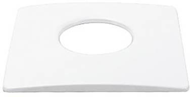 Eine weiße quadratische Flansche mit einem zentralen kreisförmigen Loch, verwendet zum Abdecken von Rohröffnungen.
