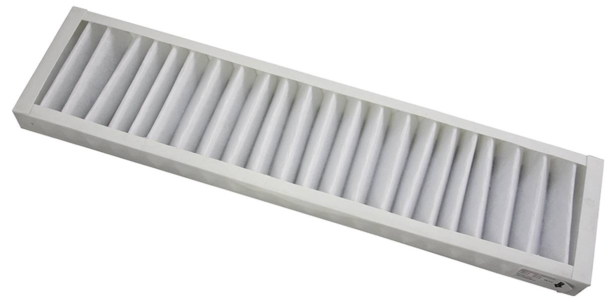 Chrom-Badezimmermischbatterie mit zwei Griffen und einer zentralen Auslaufgarnitur, konzipiert für ein modernes Waschbecken-Setup.