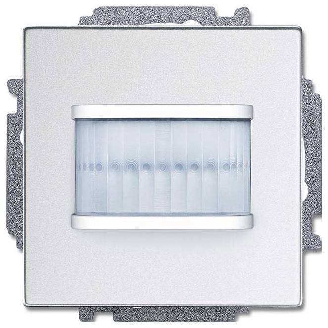 Ein quadratischer, metallischer wandmontierter Bewegungsmelder mit einer durchscheinenden, gerippten Linsenabdeckung, konzipiert zur Bewegungserkennung in Innenräumen.