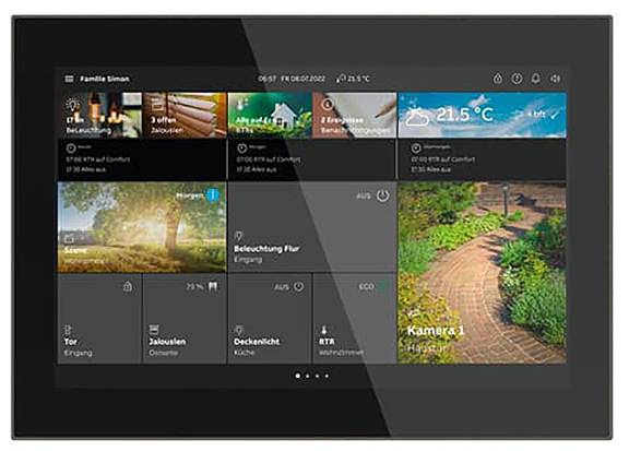 Ein intelligentes Steuerungspanel für das Zuhause, das verschiedene Einstellungen wie Beleuchtung, Temperatur und Wettervorhersage mit beschrifteten Symbolen und Bildern anzeigt.