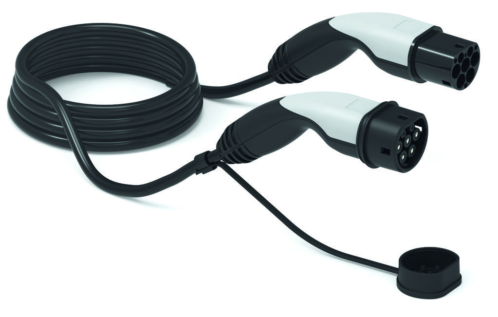 Aufgerolltes schwarzes Ladekabel mit weißen Steckern an beiden Enden, verwendet für Elektrofahrzeuge.