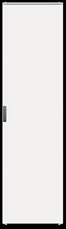 Eine hohe, schmale weiße Tür mit einem silbernen Griff auf der linken Seite, vor einem einfachen schwarzen Hintergrund.