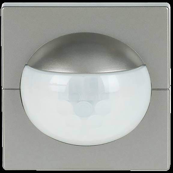 Ein wandmontierter Bewegungsmelder mit abgerundeter, matter Linse und metallischem Gehäuse, das für die Verwendung im Innenbereich konzipiert ist.