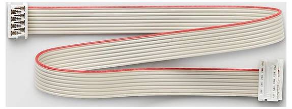 Ein flaches Bandkabel mit mehreren Drähten und Steckverbindern an beiden Enden, das für interne Verbindungen in elektronischen Geräten und Computersystemen verwendet wird.