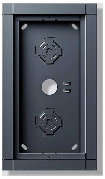 Ein schwarzer rechteckiger Montagrahmen mit Ausschnitten und Schraubenlöchern, vorgesehen für die Wandmontage eines Bedienfelds oder ähnlicher Geräte.