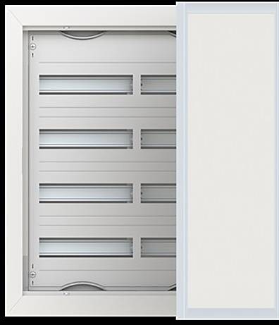 Leeres Schaltschrankfeld mit teilweise geöffneter Tür, die Steckplätze für Leitungsschutzschalter zeigt; das Feld ist in einem weißen Gehäuse untergebracht.