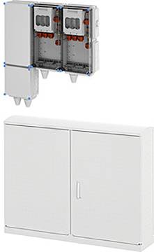 Zwei graue Elektroverteilerkästen, einer offen mit roten Steckverbindern und schwarzen Schlitzen, und einer geschlossen. Die Kästen sind an einer Wand montiert.