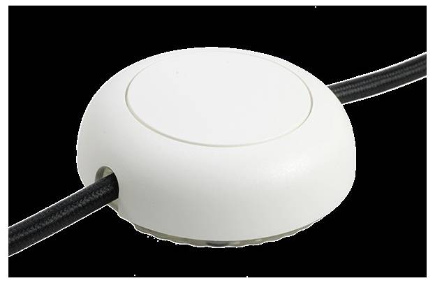 Ein rundes, weißes Fußpedal mit zwei schwarzen Kabeln, die von gegenüberliegenden Seiten eindringen, vor schwarzem Hintergrund.