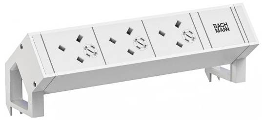 Eine Steckdosenleiste mit vier Steckdosen und zwei Befestigungsklammern, gekennzeichnet mit „Bachmann