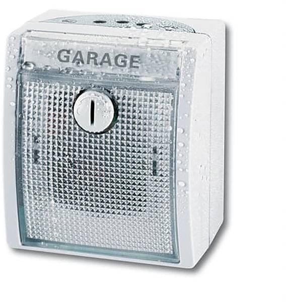 Ein wasserdichter Lichtschalter mit durchsichtigem Deckel, beschriftet mit „Garage